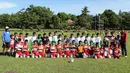Anak-anak usia di bawah 10 tahun yang tergabung dalam Imran Soccer Academy (ISA) berfoto bersama dengan anak-anak dari SSB Ricky Yakobi sebelum bertanding. (Bolacom/Arief Bagus)