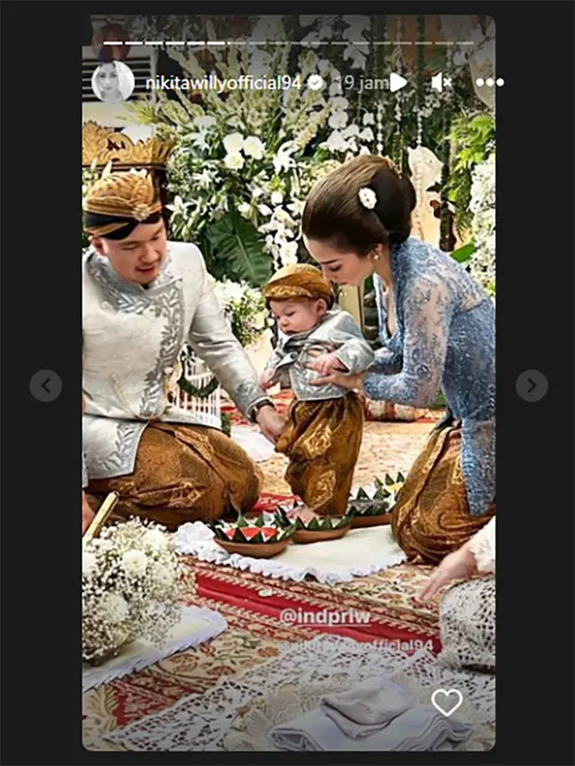[Fimela] Acara Tedak Siten Anak Nikita Willy dan Indra