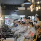 Suasana Captain Barbershop Reguler dengan menggunakan jubah potong rambut dengan plastik daur ulang sekali pakai. (dok. Captain Barbershop)