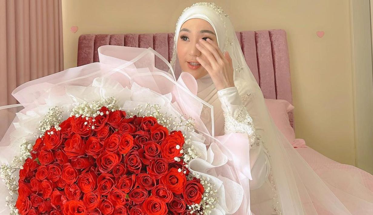 Ini adalah buket bunga yang diterima Larissa Chou dari Ikram Rosadi ketika resmi menikah pada 3 September 2023 lalu. Terdapat kurang lebih seratus bunga mawar merah, mawar merah ini melambangkan romantisme, cinta, keindahan, dan keberanian. Tak hanya di momen tertentu, Larissa pernah cerita jika Ikram Rosadi sering tiba-tiba menaruh bunga di kamar untuk dirinya. (Liputan6.com/IG/@larissachou)