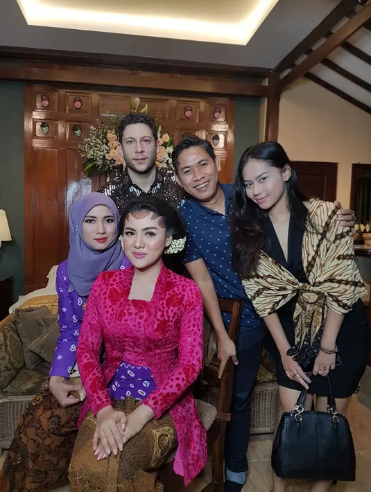 Bukan hanya keluarga, di prosesi midodareni itu para sahabat terdekat Vicky pun nampaknya juga ikut berbahagia mendampingi wnita bersanggul khas wanita Jawa ini. (doc. pribadi/Ade Andrini)