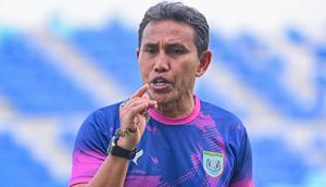Bima Sakti memimpin sesi latihan Persela Lamongan di Stadion Surajaya, Lamongan, Selasa (30/12/2025). (Dok. Persela)