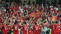 Timnas Vietnam menyapa suporter setelah laga melawan Yaman di Piala Asia 2019 (16/1/2019). (AFP)