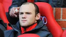 Striker Manchester United Wayne Rooney duduk di bench ketika bertanding kontra West Brom di Old Trafford pada 16 Oktober 2010. AFP PHOTO/ANDREW YATES