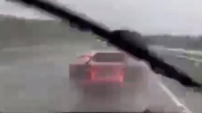 Supercar Lamborghini Aventador mengalami kecelakaan di tol Sragen-Colomadu, km 511+100 akhir pekan lalu. (Instagram @@agoez_band)
