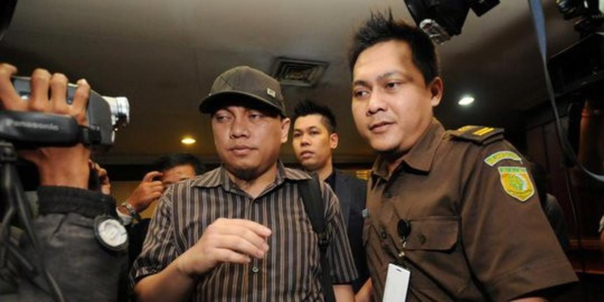 Tangan diborgol, Gayus tinggalkan LP Sukamiskin menuju Gunung Sindur
