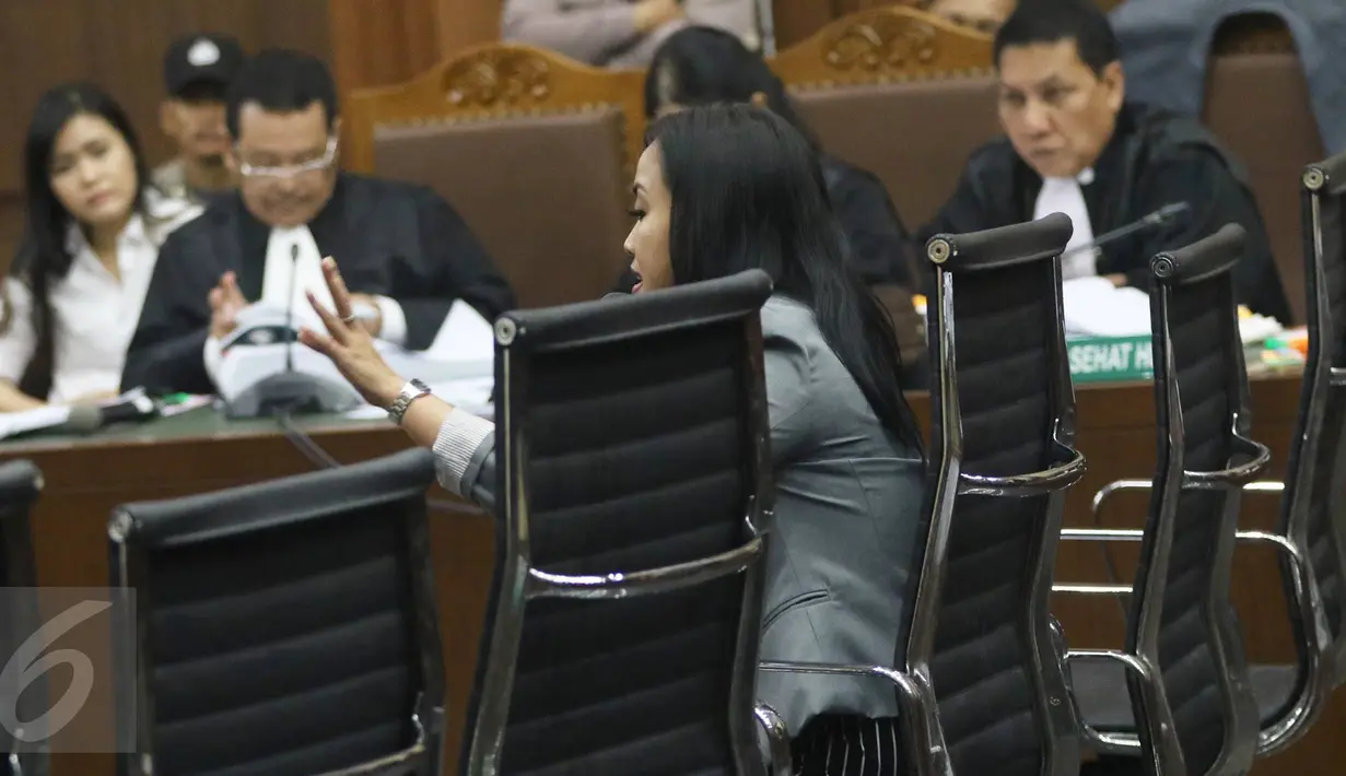 Resepsionis Kafe Olivier, Resmiyati memberikan keterangan kepada hakim saat menjalani sidang lanjutan kasus kopi beracun dengan terdakwa Jessica Kumala Wongso di PN Jakarta Pusat, (28/7). (Liputan6.com/Immanuel Antonius)