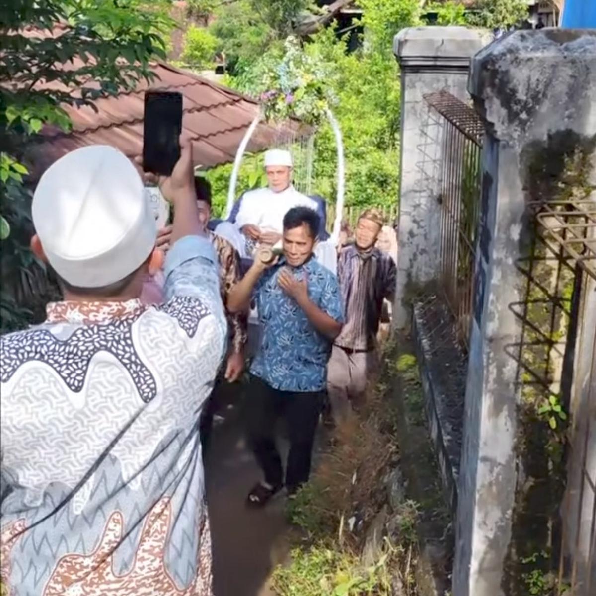 Momen Ayah Lesti Kejora Panggul Pengantin Laki-laki Pakai Tandu Jadi Sorotan