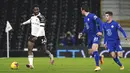 Bek Fulham, Ola Aina (kiri) mengontrol bola di depan bek Chelsea, Ben Chilwell ada lanjutan Liga Inggris yang berlangsung di Craven Tottage pada Minggu (17/1/2021) dini hari WIB. Chelsea berhasil meraih kemenangan 1-0 atas Fulham lewat gol tunggal Mason Mount. (John Walton/Pool via AP)