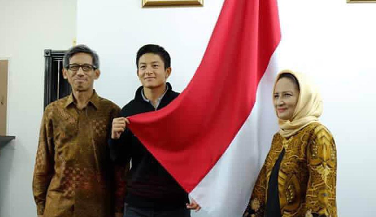 Rio Haryanto berfoto bersama dengan Dubes RI Manama, Chilman Arisman dan Ibu Ratnawati Arisman di KBRI Manama, Bahrain, Rabu (30/3/2016) malam waktu setempat. (Bola.com/Istimewa/Andri Hartanto)