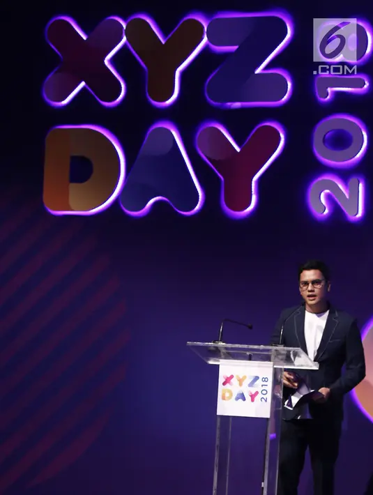 Konten Kreator Arief Muhammad memberi sambutan saat menerima penghargaan kategori Best Creator For Lifestyle dalam acara XYZ DAY 2018 Creator Award di The Hall Senayan City, Jakarta, Rabu (25/4). (Liputan6.com/Herman Zakharia)