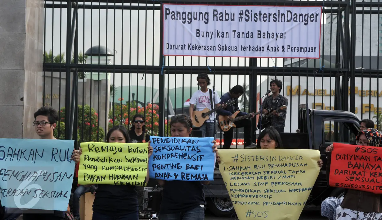 Aktivis dari berbagai elemen menggelar aksi Panggung Rabu #SistersInDanger di depan DPR, Jakarta, Rabu (11/5). Mereka menyerukan untuk segera mengesahkan RUU Penghapusan Kekerasan Seksual tanpa hukuman kebiri dan hukuman mati. (Liputan6.com/Johan Tallo)