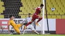 Pemain Suriah, Omar Khrbi, melepaskan tendangan ke gawang Australia pada laga Kualifikasi Piala Dunia 2018 di Stadion Hang Jebat, Kamis (5/10/2017). Suriah bermain imbang 1-1 dengan Australia. (AFP/Mohd Rasfan)