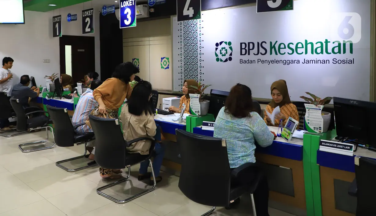 Petugas melayani peserta di Kantor BPJS Kesehatan, Jakarta, Selasa (10/3/2020). Mahkamah Agung (MA) membatalkan kenaikan iuran BPJS Kesehatan per 1 Januari 2020. (Liputan6.com/Angga Yuniar)