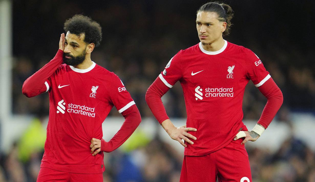 Pemain Liverpool, Mohamed Salah dan Darwin Nunez tampak lesu setelah ditaklukkan Everton pada laga Liga Inggris dalam duel tunda pekan ke-29 Premier League 2023/2024, Kamis (25/4/2024). The Reds tumbang dua gol tanpa balas. (AP Photo/Jon Super)