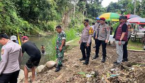 Polisi memasang garis polisi di TKP dua bocah tenggelam di Air Terjun Way Lalaan, Tanggamus, Lampung (Istimewa)
