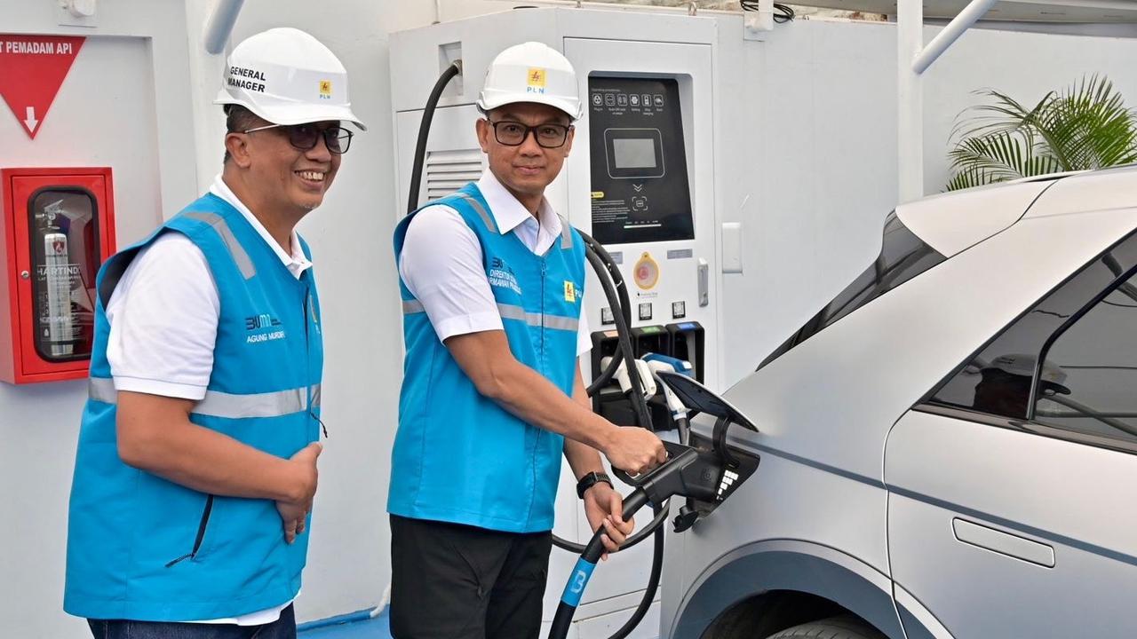 Tinjau SPKLU Bandung, Dirut PLN Pastikan Seluruh Infratruktur EV Siap Layani Masyarakat 24 Jam