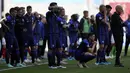 Reaksi pemain timnas Finlandia setelah gelandang Denmark, Christian Eriksen pingsan di lapangan pada laga Denmark vs Finlandia di Grup B Euro 2020 di Parken Stadium, Copenhagen, Sabtu (12/6/2021). (Friedemann Vogel/Pool via AP)