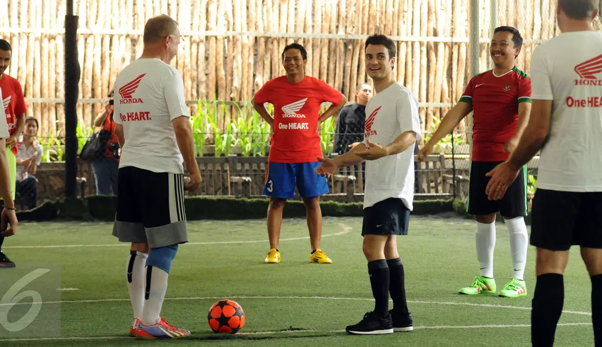 Menpora Imam Nahrawi (kedua kanan) bersiap bermain futsal bersama Dani Pedrosa dan kawan kawan, Jakarta, Sabtu (13/2/2016). Tim Repsol Honda yang berlaga di MotoGP 2016 akan diperkenalkan, Minggu (14/2) di Sirkuit Sentul. (Liputan6.com/Helmi Fithriansyah)