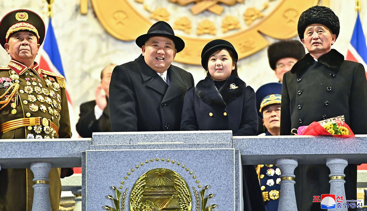 Pemimpin Korea Utara Kim Jong Un (tengah kiri) dan putrinya diduga bernama Ju Ae (tengah kanan) menghadiri parade militer untuk memperingati 75 tahun berdirinya Tentara Rakyat Korea di Lapangan Kim Il Sung, Pyongyang, Korea Utara, 8 Februari 2023. Parade militer besar-besaran tersebut memamerkan perangkat keras terbaru dari persenjataan nuklir Korea Utara yang berkembang pesat. (STR/KCNA VIA KNS/AFP)