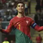 Cristiano Ronaldo boleh saja meredup di musim keduanya bersama Manchester United dengan tak lagi jadi pilihan utama pelatih Erik ten Hag. Namun di level timnas, namanya masih harum sebagai andalan Portugal dan menjadi pemain Eropa dengan koleksi caps terbanyak hingga kini. Berikut daftar 5 pemain MU dengan koleksi caps terbanyak untuk negaranya. (AP/Luis Vieira)