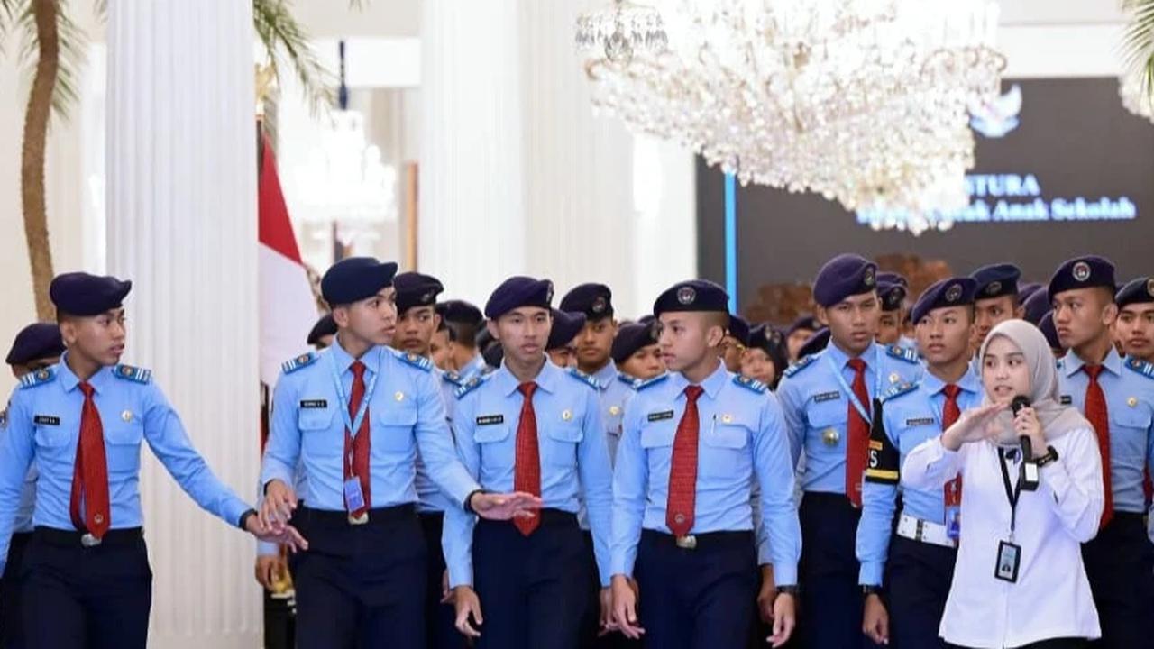 Pelajar Taruna Nusantara Mengunjungi Istana