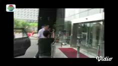 Dalam OTT ini penyidik juga mengamankan sejumlah uang tunai dalam bentuk pecahan dolar Amerika Serikat dan bukti transfer bank.