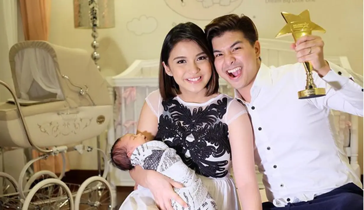 Seringnya tampil romantis dan banyak membuat iri netizen, pasangan ini juga menyabet penghargaan dari Selebrita Awards 2016 sebagai Pasangan Terseleb. (Instagram/chelseaoliviaa)