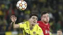 <p>Penyerang Villarreal Gerard Moreno melompat untuk merebut bola dari bek Liverpool Andrew Robertson pada leg kedua semifinal Liga Champions di Estadio de la Ceramica atau El Madrigal, Rabu (4/5/2022) dini hari WIB. Liverpool lolos ke final usai hampir kena comeback sebelum menang 3-2. (AP Photo/Alberto Saiz)</p>