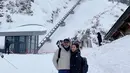Menikmati liburan bersama, Bunga Zainal dan suaminya pun mengunggah potret kemesaraannya bersama. Swiss memang menjadi salah satu negara yang cukup banyak dikunjungi para selebriti karena memiliki pemandangan pegunungan yang indah. (Liputan6.com/IG/@bungazainal05)