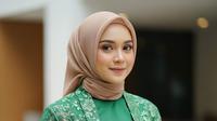 Gamis Hijau Zamrud Kombinasi Batik dan Hijab Nude Trend 2025. Foto: Gemini