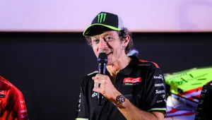 Valentino Rossi mengungkapkan Livery ini merupakan cara mereka mengungkapkan terima kasih dan merayakan kebersamaan dengan para penggemar Indonesia yang telah memberikan dukungan yang sangat luar biasa sehingga mampu memberikan semangat tambahan bagi mereka. (Bola.com/Bagaskara Lazuardi)