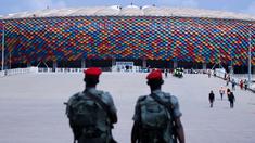 Tentara Kamerun berpatroli di pintu masuk Stadion Olembe yang terletak di Yaounde, pada 7 Januari 2022. Stadion yang berkapasitas 60.000 penonton tersebut rencananya akan digunakan untuk venue pembukaan Piala Africa 2021. (AFP/Kenzo Tribouillard).