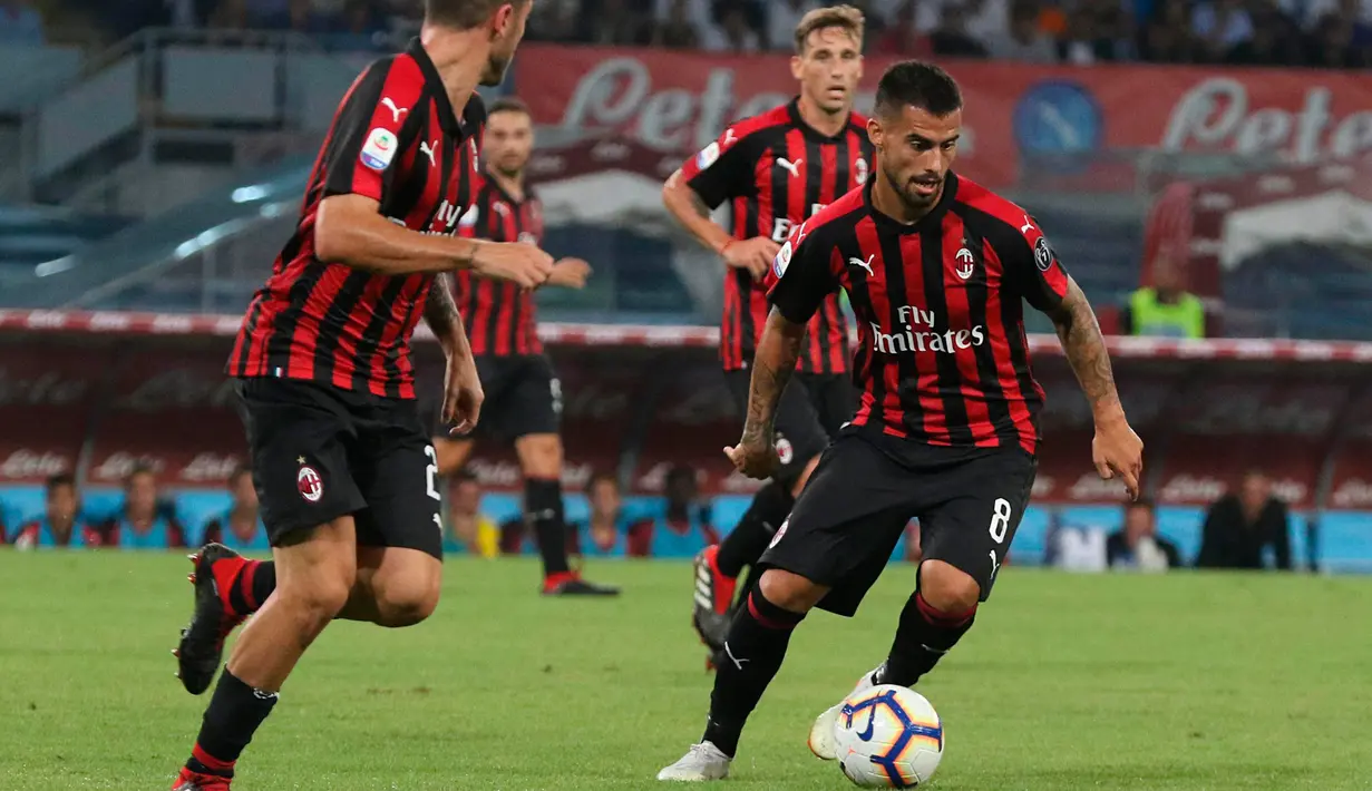 Gelandang AC Milan, Suso menggiring bola saat bertanding melawan Napoli pada lanjutan Liga Serie A Italia di San Paolo Stadium, Naples (25/8). Napoli menang tipis atas Milan 3-2. (Cesare Abbate/ANSA via AP)
