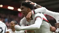 Bek Chelsea asal Inggris #34 Josh-Kofi Acheampong merayakan gol pertama tim dalam pertandingan Liga Primer Inggris antara Nottingham Forest dan Chelsea di The City Ground, Nottingham, Inggris pada 18 Oktober 2025. (JUSTIN TALLIS / AFP)