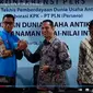 Wakil Ketua KPK Nurul Ghufron menyematkan rompi biru kepada Dirut PT PLN Darmawan Prasodjo pada konpers Bimtek Antikorupsi, Selasa, 31 Mei 2022. (Foto: tangkapan layar kanal Youtube KPK RI)