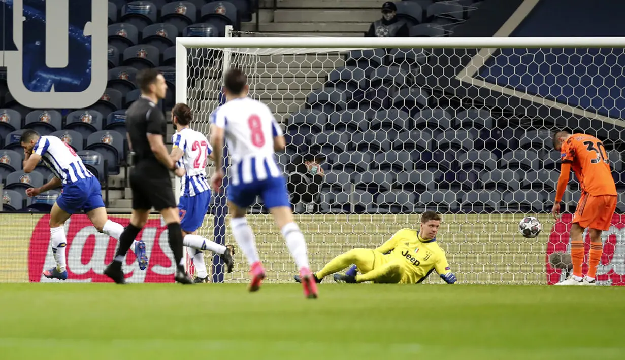 Pemain FC Porto Mehdi Taremi (kiri) melakukan selebrasi usai mencetak gol ke gawang Juventus pada leg pertama babak 16 besar Liga Champions di Stadion Dragao, Porto, Portugal, Rabu (17/2/2021). FC Porto menang 2-1. (AP Photo/Luis Vieira)