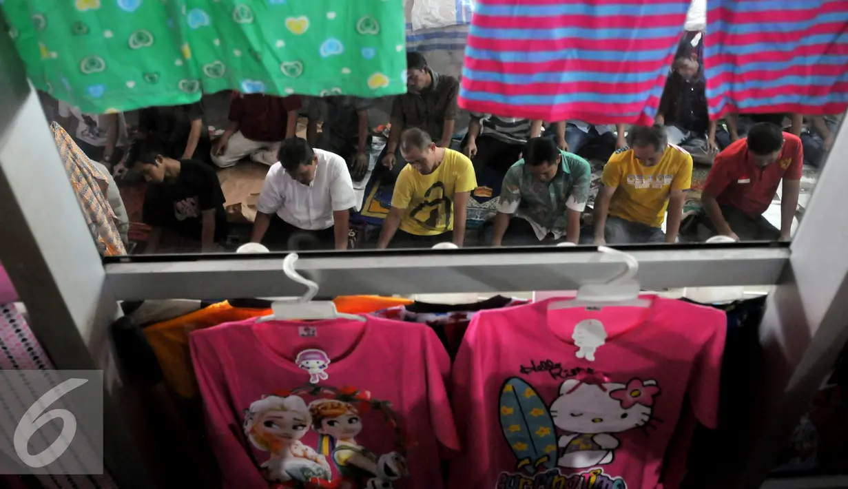 Sejumlah umat muslim melakukan ibadah shalat Jumat di lorong yang menghubungkan Pasar Tanah bang Blok A dan B, Jakarta, Jumat (26/6/2015). Meskipun beribadah di lorong tidak menyurutkan mereka beribadah di bulan Ramadan. (Liputan6.com/Johan Tallo)