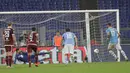 Pemain Lazio Ciro Immobile (kanan) mencetak gol ke gawang Torino lewat tendangan penalti pada laga Serie A Italia di Stadion Olimpiade Roma, Italia, Rabu (30/10/2019). Lazio membantai Torino 4-0. (AP Photo/Gregorio Borgia)