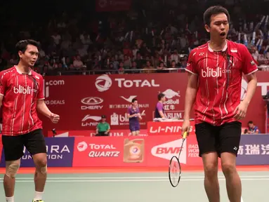 Ganda putra Indonesia, Mohammad Ahsan/Hendra Setiawan, saat bertanding melawan pasangan Prancis, Baptiste Careme/Ronan Labar, dalam Kejuaraan Dunia Bulutangkis 2015 di Istora Gelora Bung Karno, Jakarta. Rabu (12/8/2015). (Bola.com/Arief Bagus)