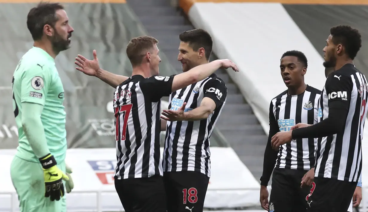 Bek Newcastle United, Emil Krafth (kedua dari kiri) melakukan selebrasi usai mencetak gol pertama timnya ke gawang Manchester City dalam laga lanjutan Liga Inggris 2020/2021 pekan ke-36 di St James' Park, Jumat (14/5/2021). Newcastle kalah 3-4 dari Manchester City. (AFP/Scott Heppell/Pool)