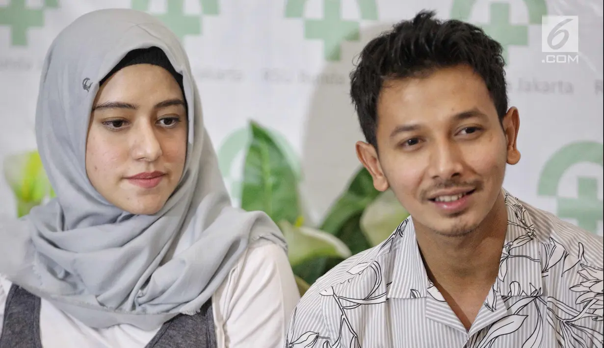 Pasangan Fairuz A Rafiq dan Sonny Septian memberi keterangan usai kelahiran putri mereka di Jakarta, Selasa (22/5). Selama menunggu proses persalinan, Fairuz ditemani oleh suami dan para sahabatnya. (Liputan6.com/Faizal Fanani)