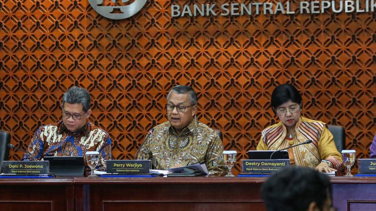 Keputusan mempertahankan suku bunga ini bertujuan menjaga aliran masuk modal asing dan stabilitas nilai tukar rupiah terhadap dolar AS yang dalam tren pelemahan.