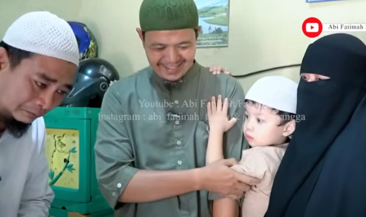 Sering Bolos Masuk Kerja, Pria Ini Rela Urus Sang Ibu yang Sedang Sakit