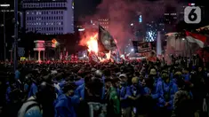Ratusan pengunjuk rasa gabungan dari berbagai Universitas saat aksi menolak kenaikan harga BBM bersubdisi di kawasan Patung Kuda Arjuna Wijaya, Jakarta, Selasa (13/9/2022). Aksi unjuk rasa yang disertai membakar ban mobil bekas menolak kenaikan BBM subsidi. (Liputan6.com/Faizal Fanani)