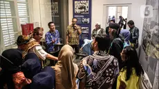 Sejumlah remaja mengunjungi Museum Sumpah Pemuda di Jakarta, Sabtu (28/10/2023). Museum tersebut mengadakan sejumlah kegiatan untuk memperingati Hari Sumpah Pemuda serta lintas sejarah Sumpah Pemuda untuk membangun karakter generasi muda. (Liputan6.com/Faizal Fanani)