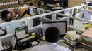 Pegawai Badan Kepegawaian Daerah DKI Jakarta menyelesaikan pekerjaannya di Kantor Balai Kota DKI Jakarta, Kamis (11/2/2021). Kementerian PANRB secara resmi melarang seluruh ASN bepergian ke luar kota saat libur Imlek guna mencegah penyebaran dan penularan COVID-19. (Liputan6.com/Johan Tallo)