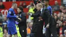 Pelatih Everton, Ronald Koeman (kanan) saat memberikan arahan kepada Wayne Rooney saat melawan Manchester United pada lanjutan Premier League di Old Trafford, Manchester (17/9/2017). MU menang 4-0. (AP/Rui Vieira)