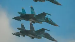 Pesawat tempur Rusia Sukhoi Su-34 berpartisipasi dalam latihan militer Vostok-2018 di Tsugol, Siberia timur, Kamis (13/9). Rusia mengerahkan 300 ribu prajurit dalam unjuk kekuatan, termasuk dalam latihan bersama dengan tentara China. (AFP/Mladen Antonov)