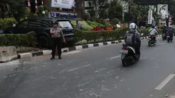 Polisi mengatur lalu lintas di lokasi kecelakaan mobil Pajero di Jalan Rasuna Said, Jakarta, Kamis (29/9/2019). Belum ada informasi terkait penyebab kecelakaan itu, petugas masih berupaya melakukan evakuasi mobil tersebut. (Liputan6.com/Herman Zakharia)